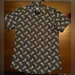 👕 Dolce & Gabbana Men’s short sleeve button down shirt. Circa 2012? (I think).